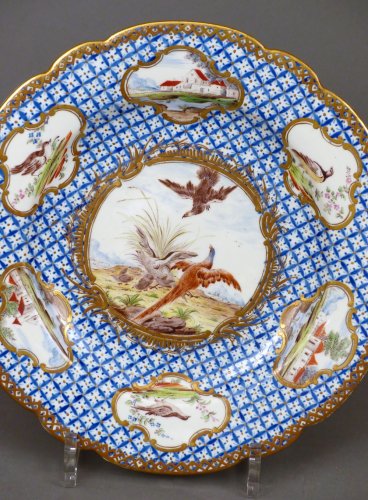 XVIIIe siècle - Assiette en porcelaine tendre de Chantilly du XVIIIe siècle