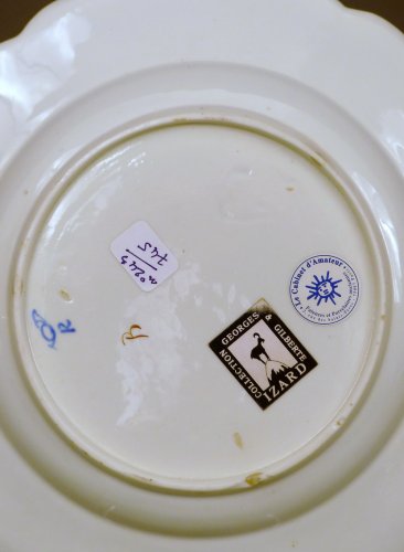 Antiquités - Assiette en porcelaine tendre de Chantilly du XVIIIe siècle