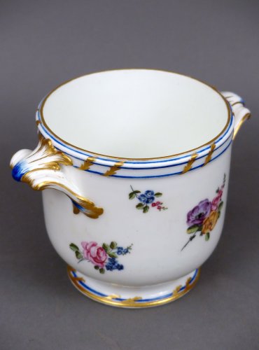 Céramiques, Porcelaines  - Un rafraîchissoir à verres en porcelaine tendre de Vincennes du XVIIIe siècle