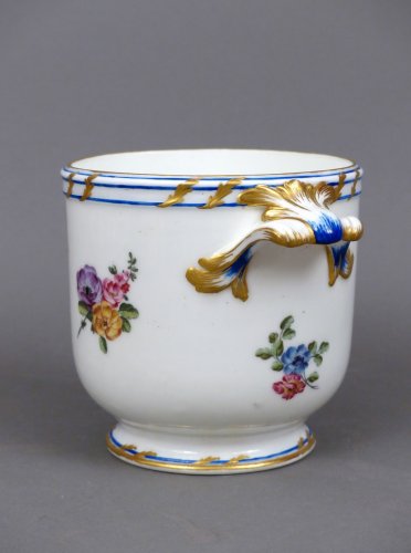 XVIIIe siècle - Un rafraîchissoir à verres en porcelaine tendre de Vincennes du XVIIIe siècle