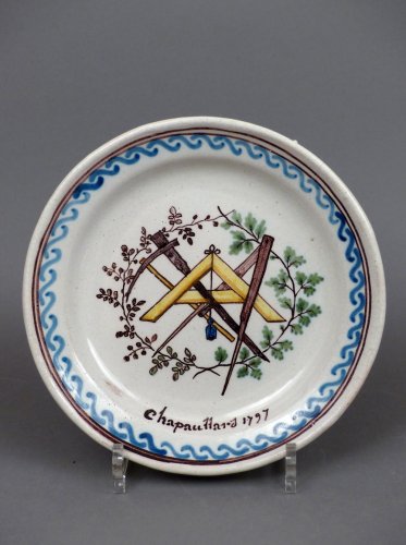 Céramiques, Porcelaines  - Assiette en faïence de Roanne du XVIIIe siècle