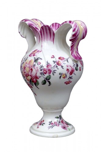 Vase à oreilles en porcelaine Mennecy du XVIIIe siècle