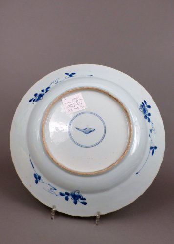 Grand plat en porcelaine de Chine d'époque Kang-Xi, XVIIe siècle - Céramiques, Porcelaines Style 