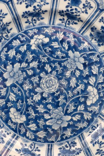 Céramiques, Porcelaines  - Grand plat en porcelaine de Chine d'époque Kang-Xi, XVIIe siècle