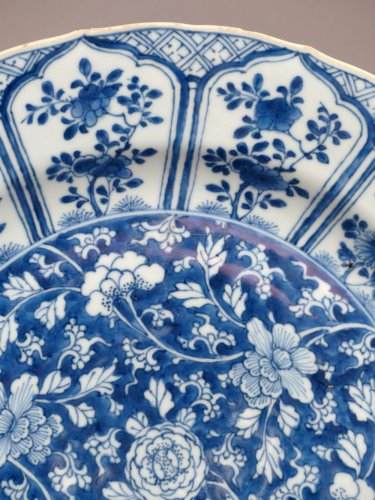 Grand plat en porcelaine de Chine d'époque Kang-Xi, XVIIe siècle - Le Cabinet d'Amateur