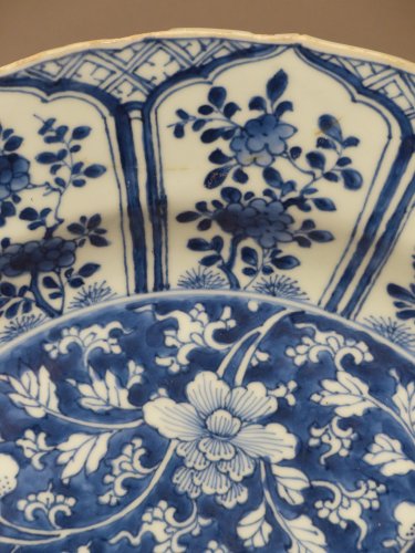 Antiquités - Grand plat en porcelaine de Chine d'époque Kang-Xi, XVIIe siècle