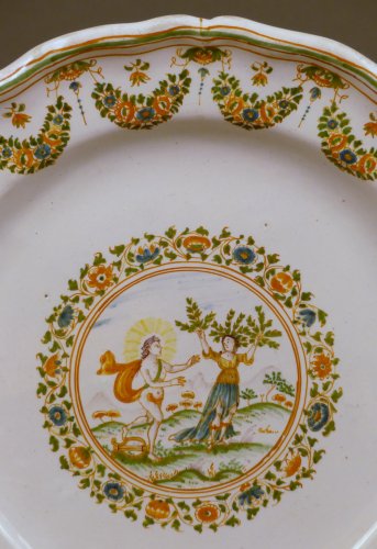 Céramiques, Porcelaines  - Assiette mythologique en faïence de Moustiers XVIIIe siècle