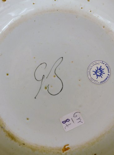 Céramiques, Porcelaines  - Paire d'assiettes en faïences de Rouen XVIIIe siècle