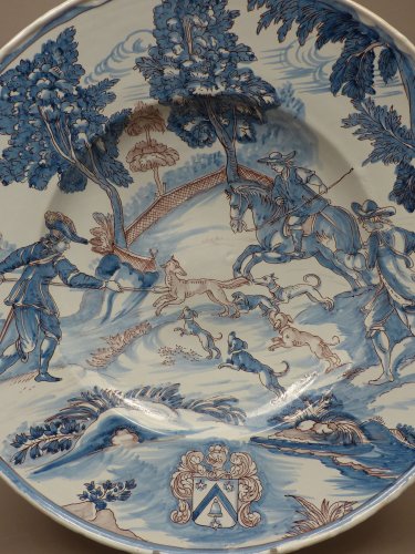 Plat de chasse en faïence de Nevers du XVIIe siècle - Céramiques, Porcelaines Style 