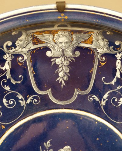XIXe siècle - Plat en porcelaine émaillée de Sèvres signé Meyer- Heine