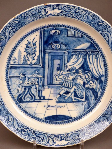 Grand plat en faïence de Delft, daté de 1716 - Céramiques, Porcelaines Style Louis XIV