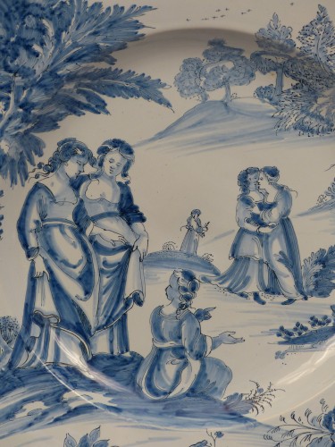 Grand plat de Nevers à "istoriati" milieu du XVIIe siècle - Céramiques, Porcelaines Style Louis XIV