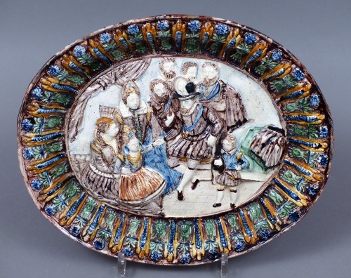 Plat en poterie vernissée Pré d'Auge XVIIe siècle - Céramiques, Porcelaines Style Louis XIII