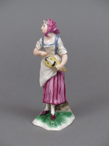 XVIIIe siècle - Joueuse de vielle à roue, en faïence de Niderviller, XVIIIe siècle