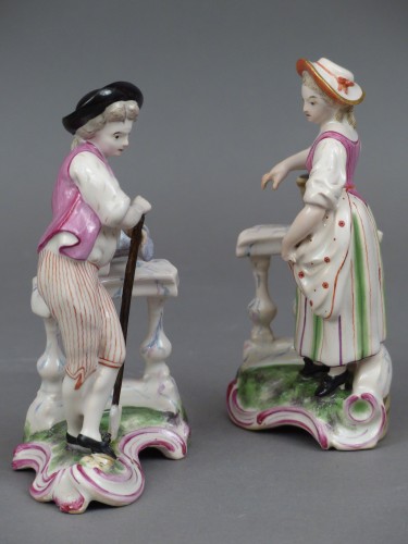Le jardinier et la jardinière à la balustrade, faïence de Niderviller XVIIIe siècle - Le Cabinet d'Amateur