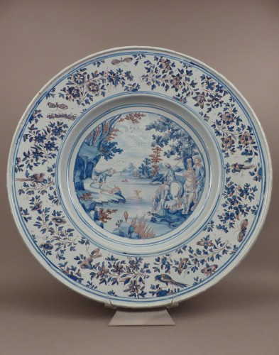 Grand plat en faïence de Nevers du XVIIe siècle - Céramiques, Porcelaines Style Louis XIV
