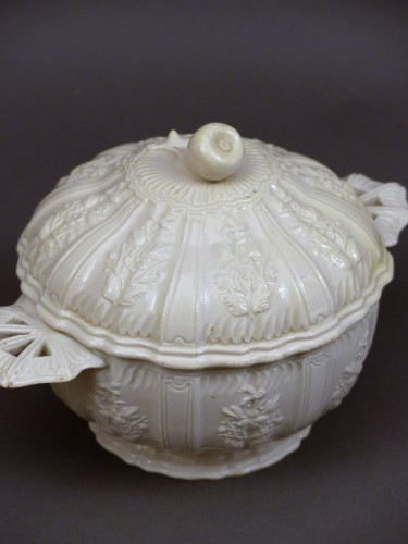 Pot à oille en faïence fine de Pont aux Choux 18e siècle - Céramiques, Porcelaines Style Louis XV