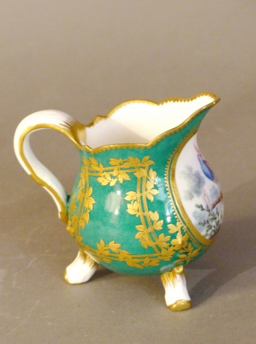 XVIIIe siècle - Un pot à lait en porcelaine tendre de Sèvres, XVIIIe siècle