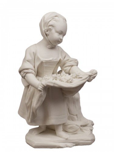 La petite fille au tablier, biscuit en porcelaine tendre Sèvres 18e siècle