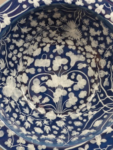 Céramiques, Porcelaines  - Un grand bassin en porcelaine de Chine fin 17e siècle