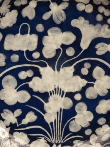 Un grand bassin en porcelaine de Chine fin 17e siècle - Le Cabinet d'Amateur