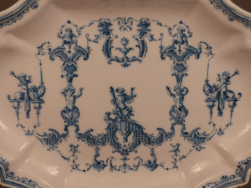 Moustiers, plat à 12 pans à décor Bérain, 1er quart du 18e siècle - Régence