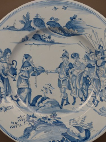 Antiquités - Grand plat à « Istoriati » en faïence de Nevers (1640 - 1660)