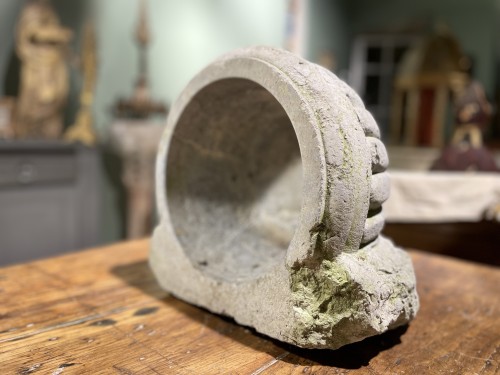 Bénitier en pierre marbrière - Fin XVIe - Art sacré, objets religieux Style Louis XIV