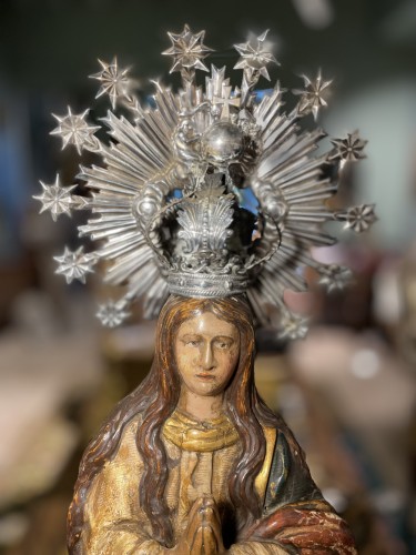 Art sacré, objets religieux  - Vierge du XVIIIe siècle en oraison et sa couronne d'argent