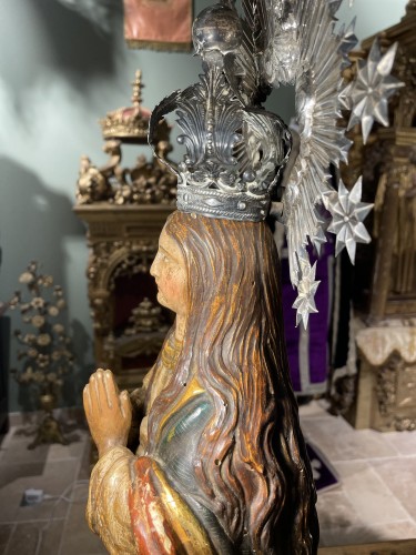 Vierge du XVIIIe siècle en oraison et sa couronne d'argent - 