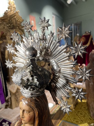 Antiquités - Vierge du XVIIIe siècle en oraison et sa couronne d'argent