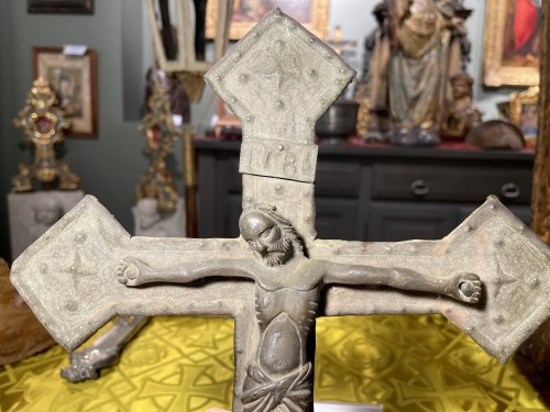 Christ en bronze sur une croix en cuivre repoussé - XVIe - Art sacré, objets religieux Style Louis XIII