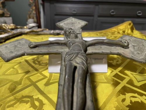 Art sacré, objets religieux  - Christ en bronze sur une croix en cuivre repoussé - XVIe