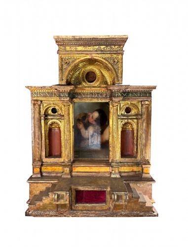Elément d'autel architecturé en bois sculpté et doré feuilles d’or