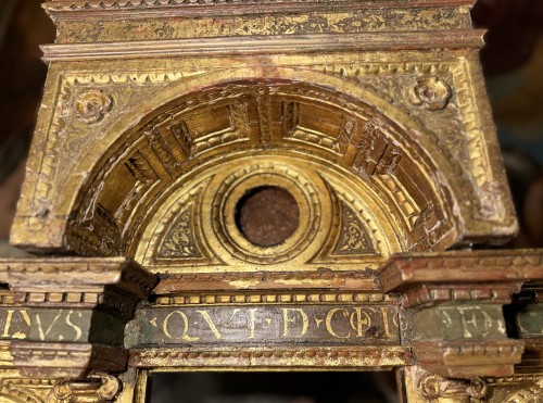 Art sacré, objets religieux  - Elément d'autel architecturé en bois sculpté et doré feuilles d’or