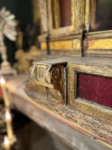 XVIIe siècle - Elément d'autel architecturé en bois sculpté et doré feuilles d’or