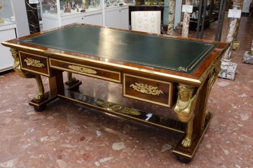 Grand bureau plat aux sphinges en bronze doré, vers vers 1900 dans le goût de Jacob Desmalter - 