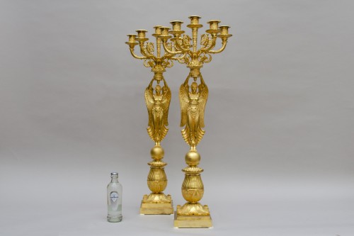 Luminaires Bougeoirs et Chandeliers - Paire de chandeliers aux victoires ailées d’après Pierre Philippe Thomire