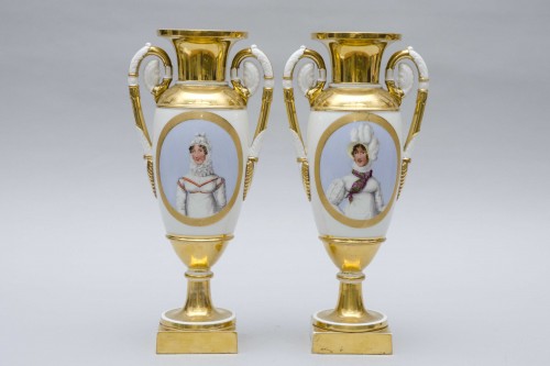 Les Merveilleuses - Paire de vases Empire  en porcelaine de Paris - L'Egide Antiques