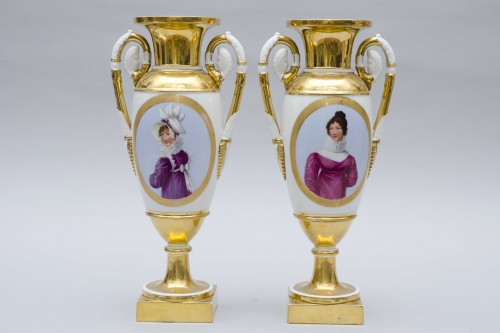 Empire - Les Merveilleuses - Paire de vases Empire  en porcelaine de Paris