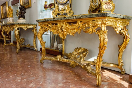 Antiquités - Paire de consoles en bois sculpté et doré, Rome vers 1775