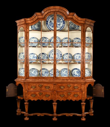 Mobilier Bibliothéque, vitrine - Vaisselier hollandais en ronce de noyer du XVIIIe siècle