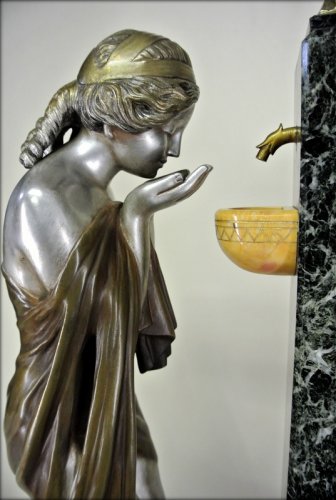 Antiquités - Jeune femme à la fontaine - Charles PEYRE (1872 - 1949)