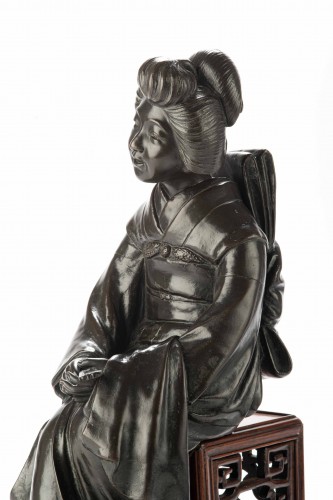 - Bronze de l'école de Tokyo représentant une geisha assise