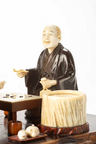 XIXe siècle - Okimono en ivoire et bronze sur socle en bois figurant deux joueurs de Go