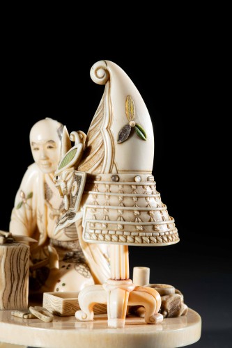 Okimono représentant un artisan japonais fabriquant un Kabuto - 