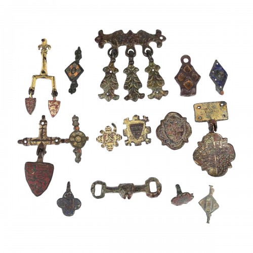 Quinze pendentifs de harnais de cheval romains et médiévaux en bronze doré et émaillé