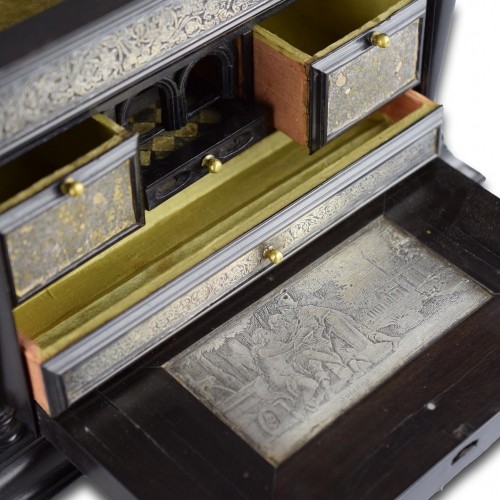  - Cabinet à tablette en ébène avec intérieur en feuille d'argent, Anvers XVIIe siècle