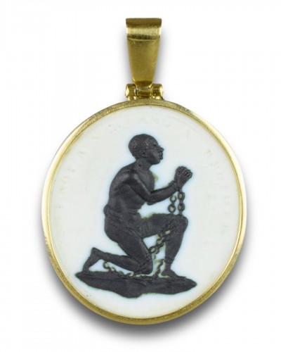 Médaillon anti-esclavagiste serti dans un pendentif en or  - Bijouterie, Joaillerie Style 