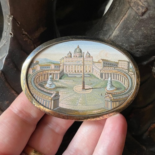 Plaque en micromosaïque de la place Saint-Pierre. Italie début du XIXe siècle. - Objets de Vitrine Style 